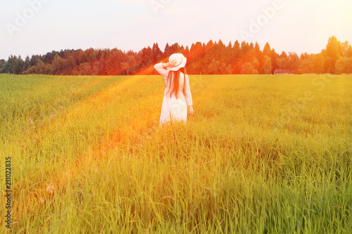 концепция счастья, свободы, жизни и стремления, девочка с длинными волосами гуляет в поле в солнечных лучах