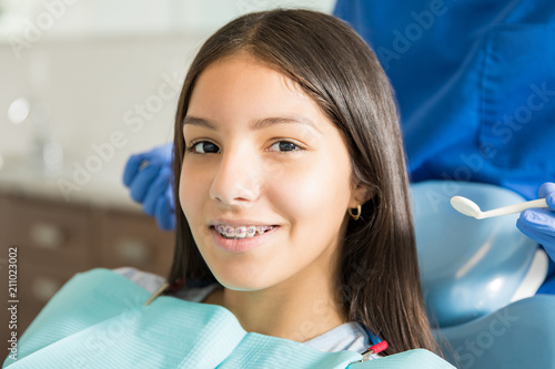 Portret Uśmiechnięta Nastoletnia Dziewczyna Z Szelkami W Klinice