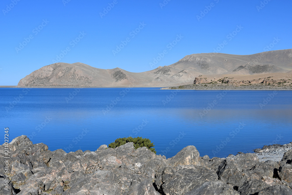 Тибет, священное озеро Нам-Тсо (Nam Tso) утром, 4718 метров над уровнем моря