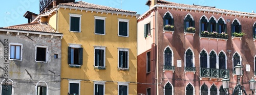 kolorowe kamienieniczki w Wenecji