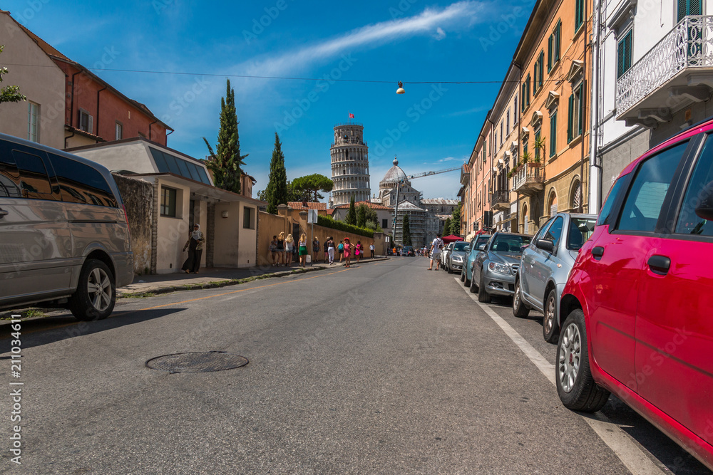 Auf den Weg zum Piazza dei Miracoli mit dem schiefen Turm von Pisa und den Dom Santa Maria Assunta in Pisa, Toskana, Italien