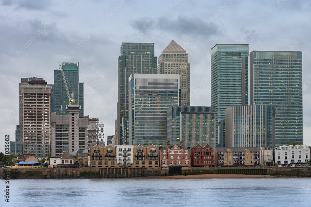 Naklejka premium Budynki biurowe w Canary Wharf w Londynie