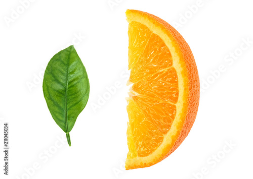 фотографія Orange slice and orange leaf isolated on white background