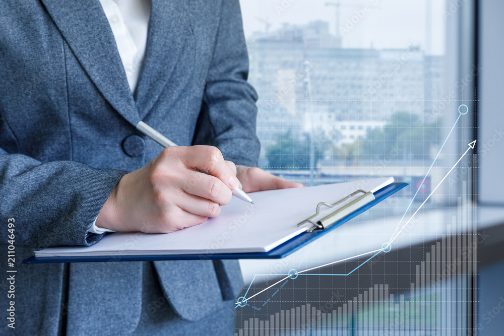 Obraz premium Businesswoman analyzes the graph of statistics .