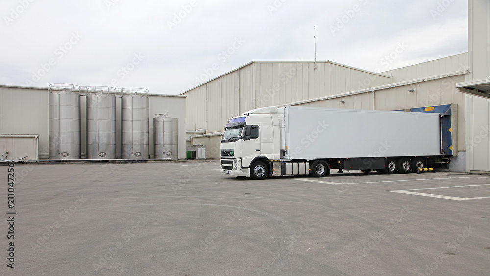 Fototapeta premium Loading Long Truck