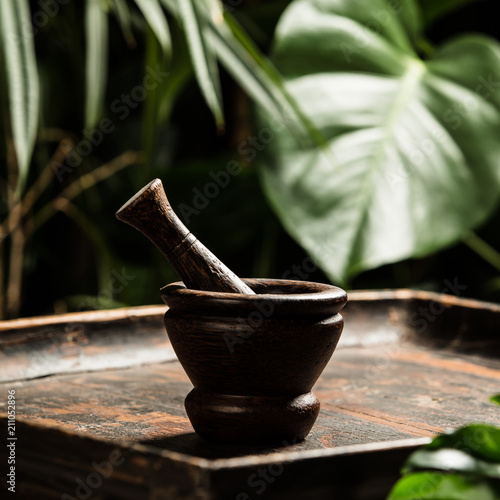 Fotografia Mortar and pestle on tropical background