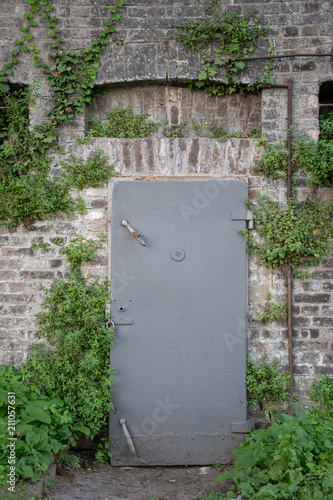Massive Stahltür verschlossen in Backsteinwand