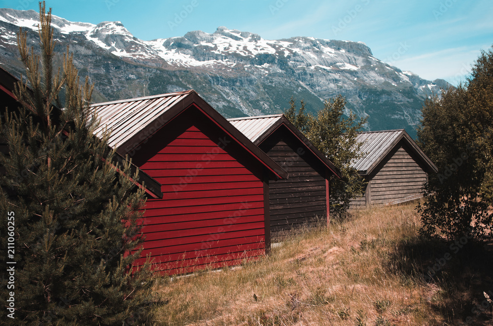 Wunderschöne Landschaft mit typisch norwegischen Hütten