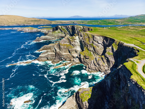 Fotografia Amazing wave lashed Kerry Cliffs, widely accepted as the most spectacular cliffs