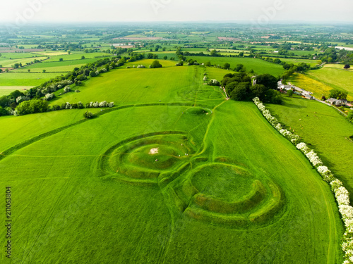 Foto Aerial view of the Hill of Tara, an archaeological complex, containing a number