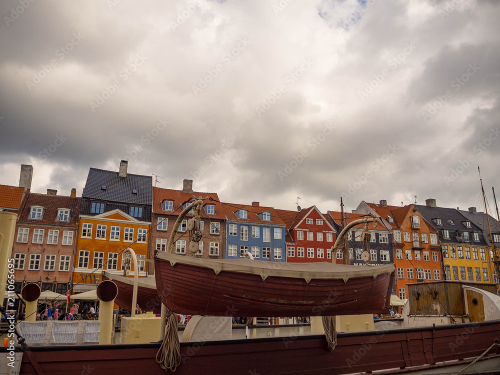 Fachadas de las casas de colores que dan al mar Báltico en el puerto de  Copenhague verano de 2017.