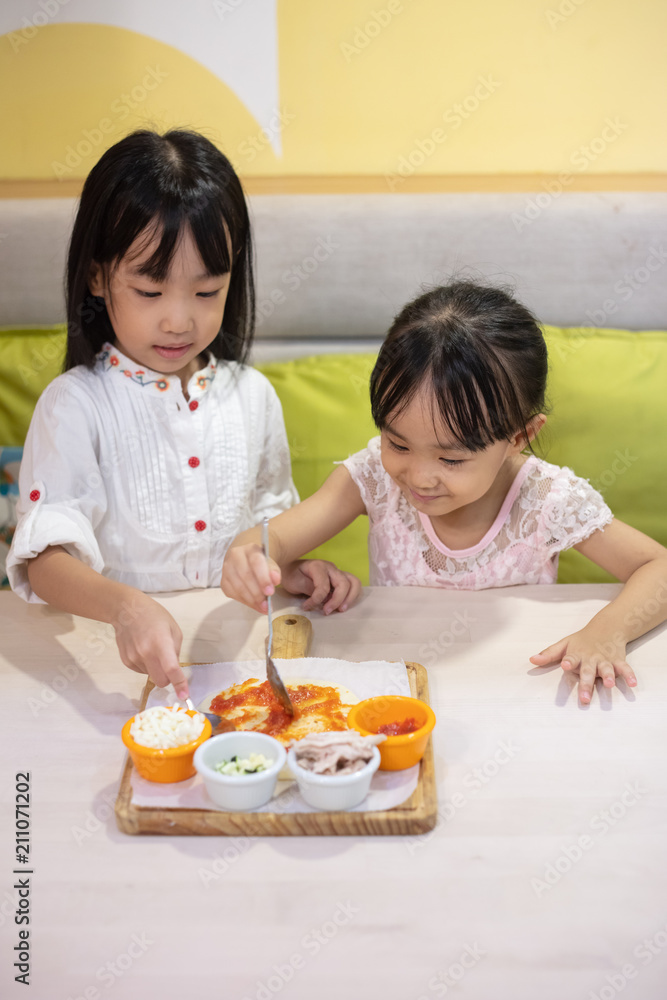 Asian Little Chinese Girls DIY mini pizza Asian Little Chinese Girls DIY mini pizza