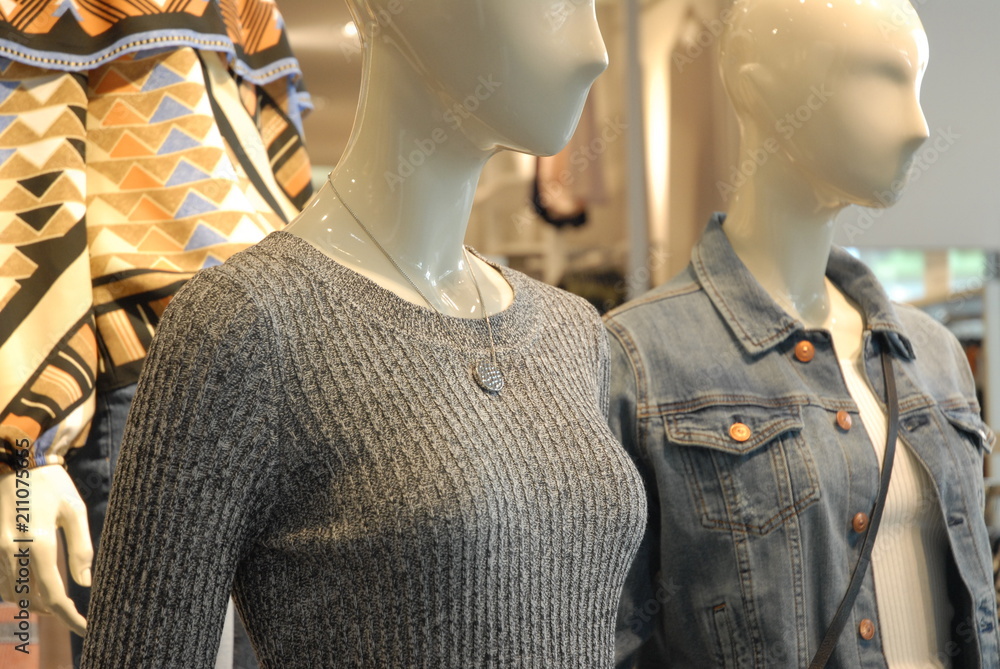 女性用のニットを着たマネキン 衣類 ニット 冬 秋 グレー ファッション アパレル 衣類 衣料 衣料品 店舗 店 販売 店頭 実物 Stock 写真 Adobe Stock