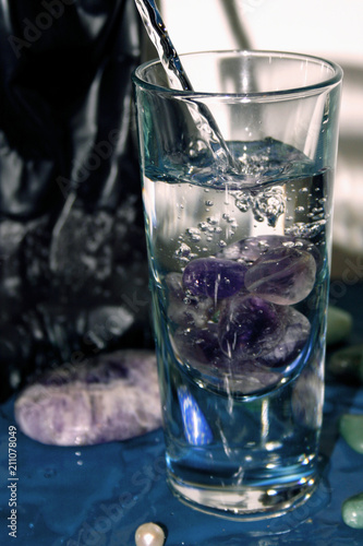 Wasserglas mit Steinen
