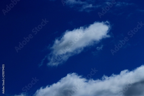 札幌の青い空と白い雲の風景