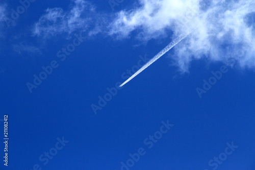 札幌の上空を飛ぶ飛行機と飛行機雲の風景