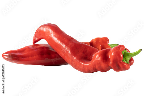 Zwei isolierte rote Spitzpaprika
