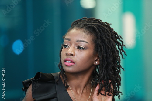 Canvas-taulu Attractive young African-American woman