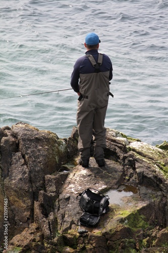 pêcheur sur les rochers en Normandie,