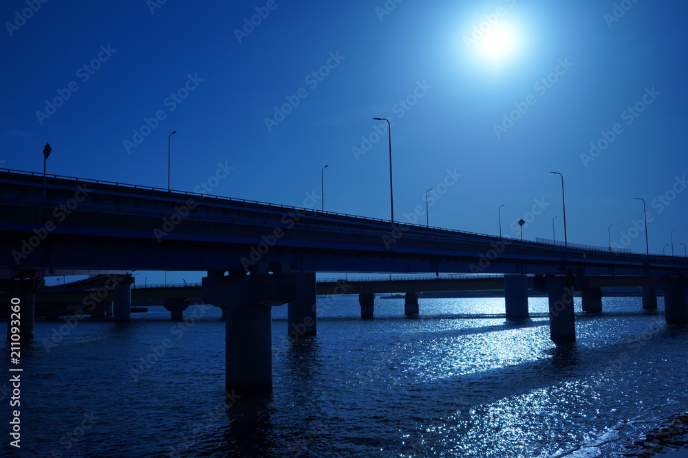 橋と海と太陽