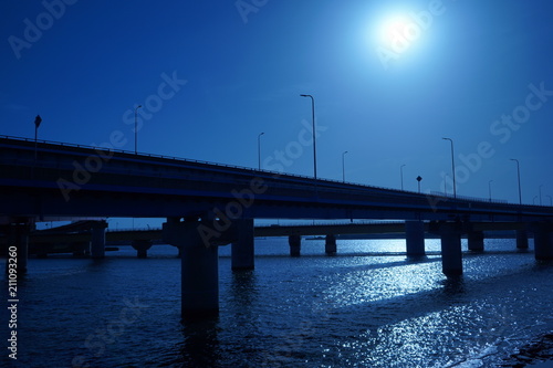 橋と海と太陽 © 真彦 岩田
