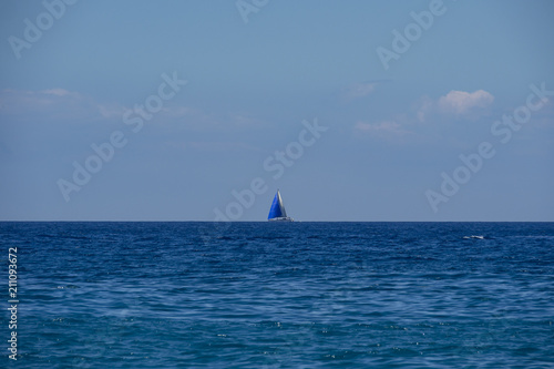 Barca a vela in mare aperto