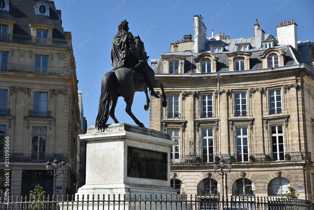 Fototapeta premium Statue équestre de Louis XIV place des Victoires à Paris, France