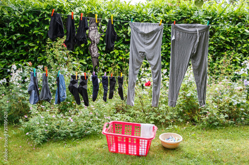 Obraz na plátně Vêtements séchant sur fil à linge