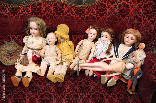 Obraz na plátně Vintage dolls on the couch