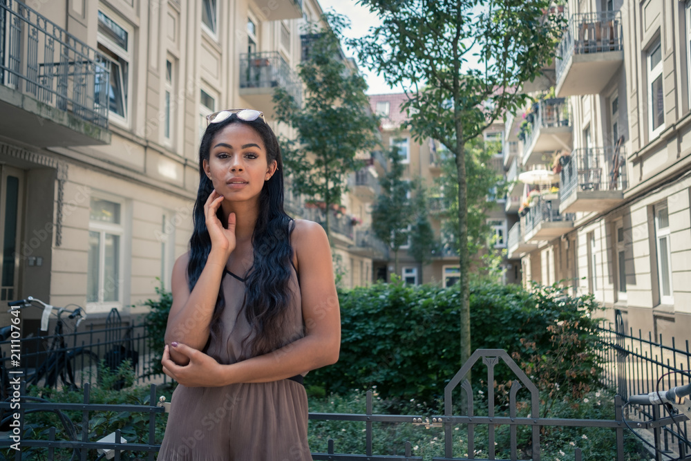Studentin, junge Frau - Neue Wohnung in der Stadt Studentin, junge Frau - Neue Wohnung in der Stadt