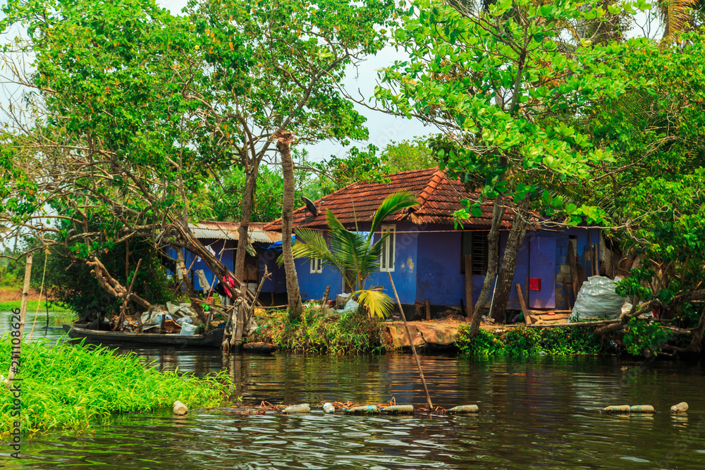 Obraz premium Everyday life on the canals of Alleppey.