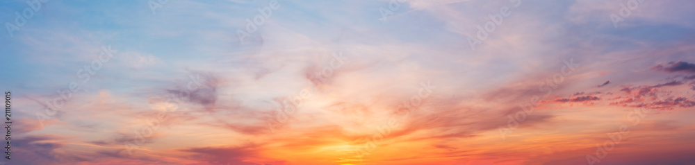 Obraz premium Kolorowy zmierzch zmierzchu niebo