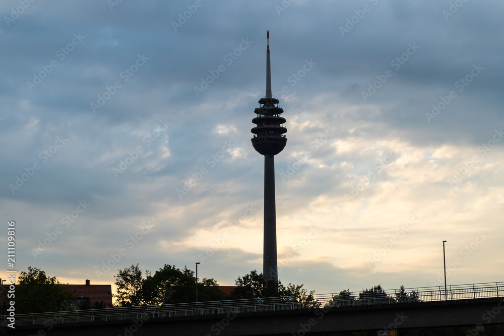 Naklejka premium Nürnberger Fernsehturm Morgens