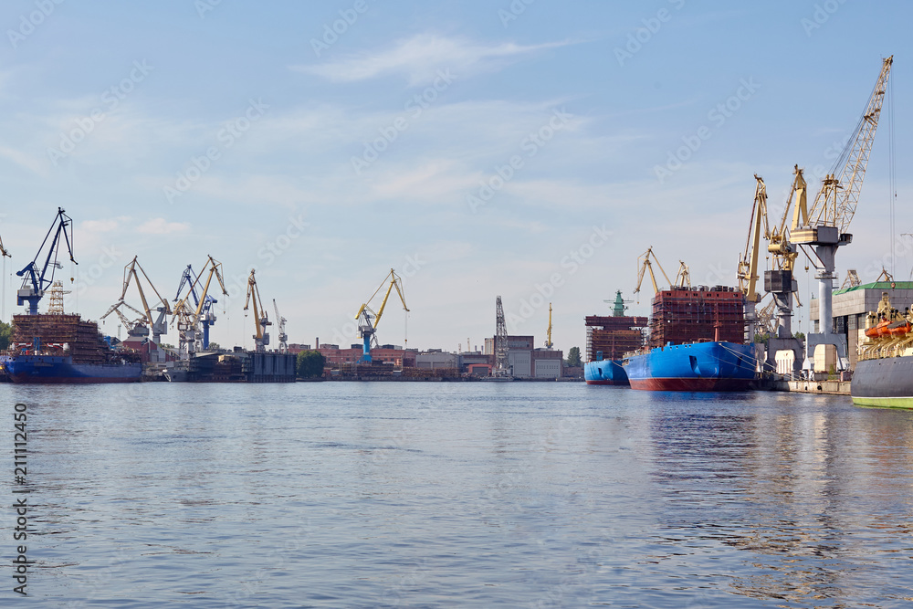 Fototapeta premium Construction of new icebreakers at the shipyard.