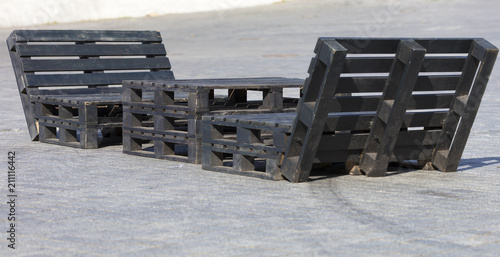 Table and chairs from building pallets © Sergii