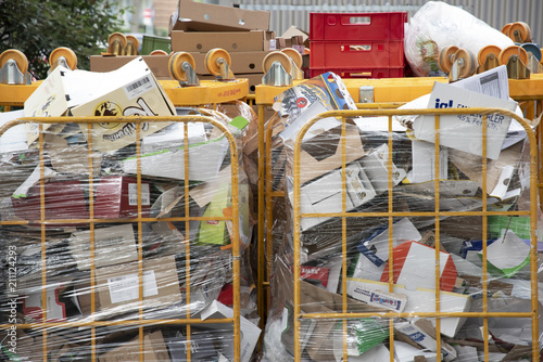 Container mit Verpackungsmüll