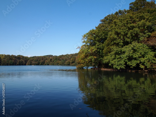 秋の湖畔と秋の青空