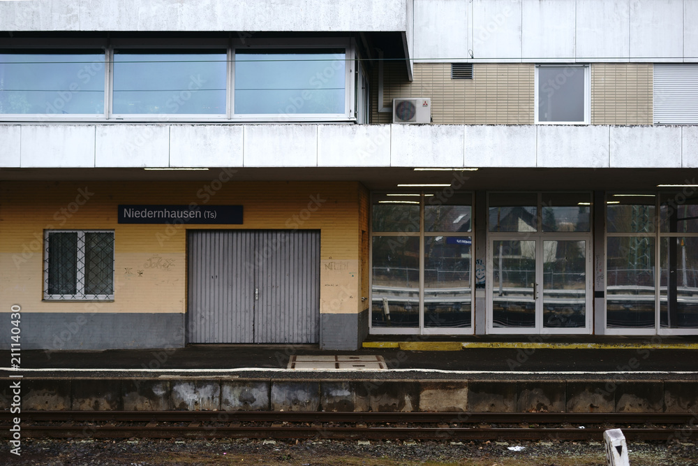 Leerstehendes Bahnhofsgebäude / Ein leerstehendes Bahnhofsgebäude des Bahnhofes Niedernhausen mit vergitterten Fenstern sowie einer Klinkerfassade. Leerstehendes Bahnhofsgebäude / Ein leerstehendes Bahnhofsgebäude des Bahnhofes Niedernhausen mit vergitterten Fenstern sowie einer Klinkerfassade.