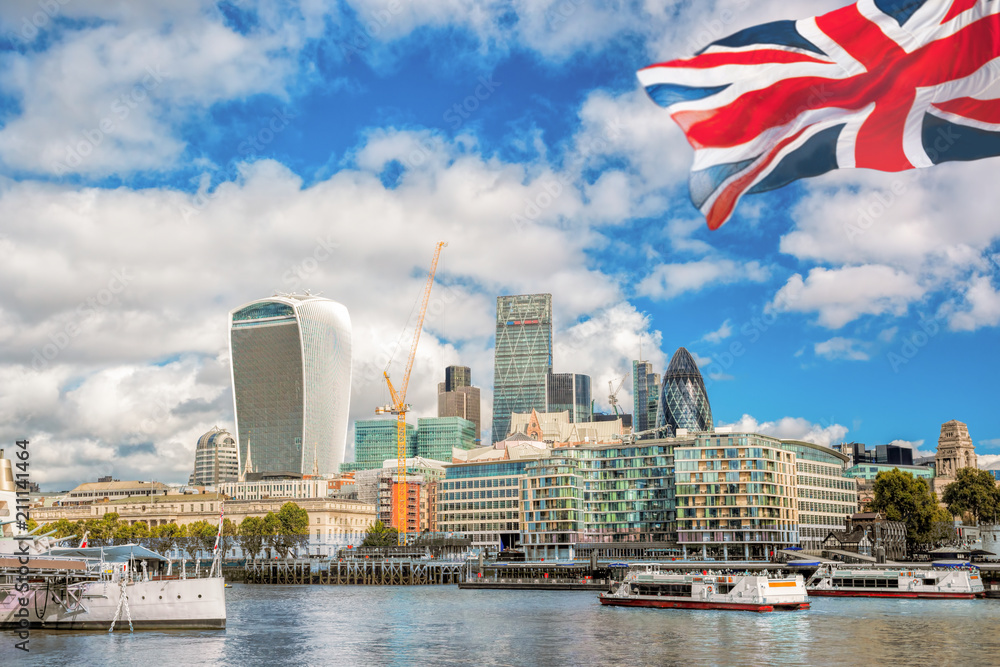 Φωτογραφία The City of London with boats in United Kingdom