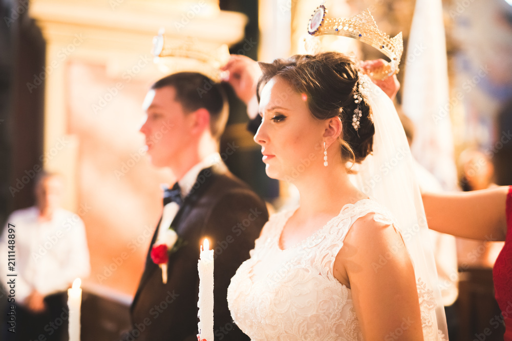 Naklejka premium Married couple posing in a church after ceremony