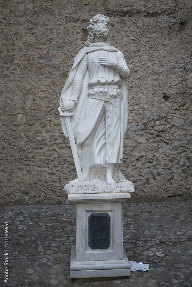 Obraz premium Cosenza, Italy - June 12, 2018 : Goffredo di Buglione statue