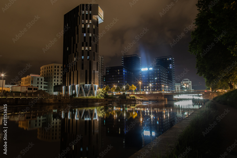 Fototapeta premium Vue de nuit sur la Tour Elithis Danube et l'éco-quartier Danube de Strasbourg