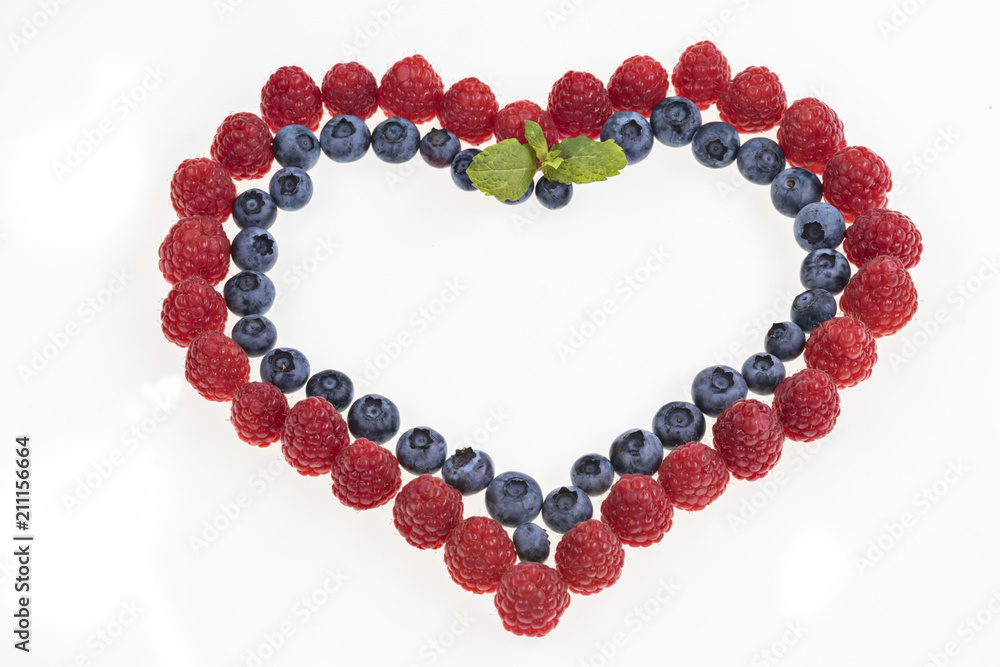 Herz aus Himbeeren und Heidelbeeren und Minzblatt Herz aus Himbeeren und Heidelbeeren und Minzblatt