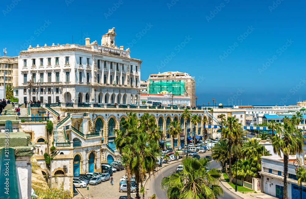Fototapeta premium Izba Handlowa, zabytkowy budynek w Algierze, Algieria