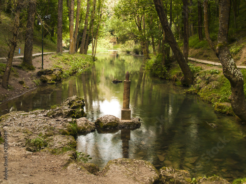 Espejo de aguas cristalinas en el Nacimiento del Río Ebro en el pueblo de Fontibre en Cantabria