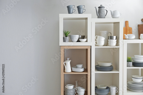 Φωτογραφία Kitchen shelving with dishes on white wall background