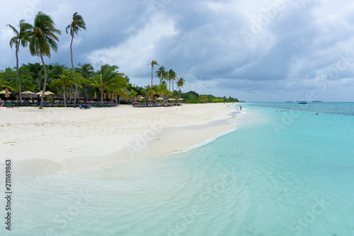 Weißer Sandstrand mit türkisem Meer und Palmen auf den Malediven 2 © photo.geider