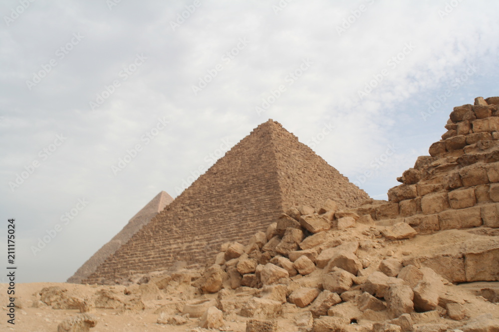 The Great Pyramids of Giza and the Spinx The Great Pyramids of Giza and the Spinx