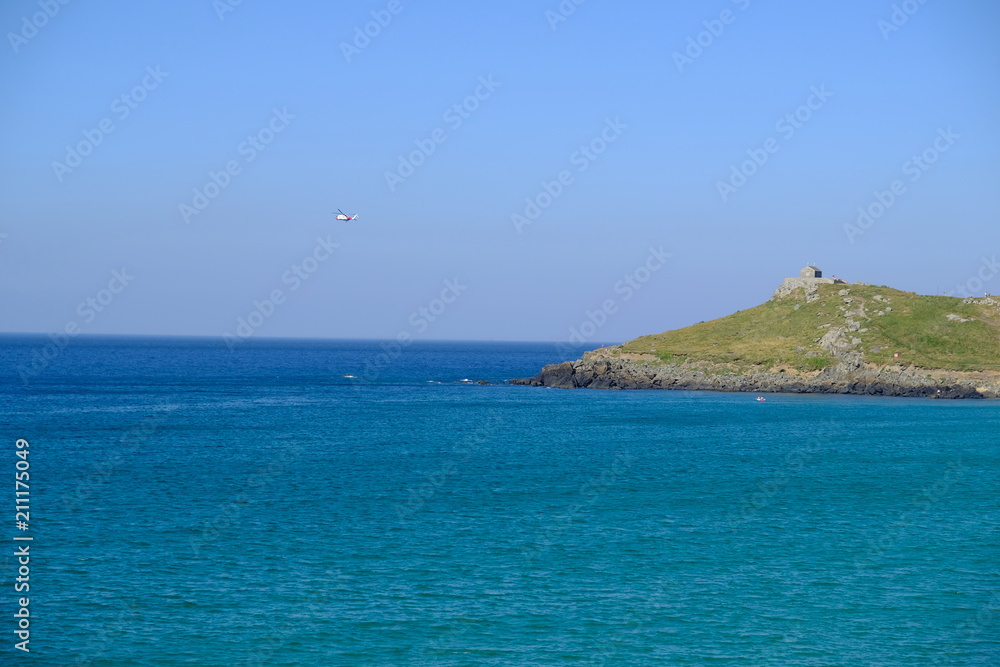 Fototapeta premium green hill with ocean