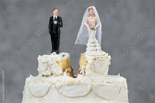Foto Bride and groom separated by future doubts and possible problems